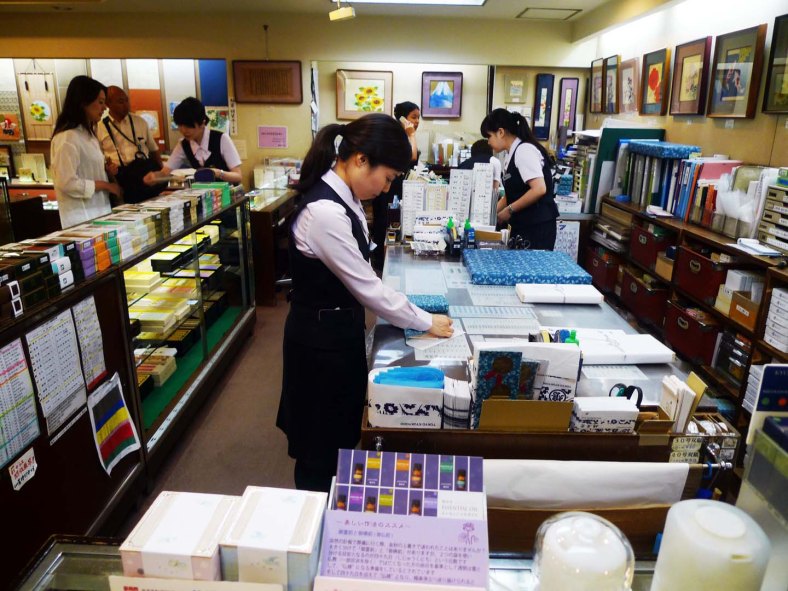 Kyukyodo’s staff wrapping customers’ purchases.